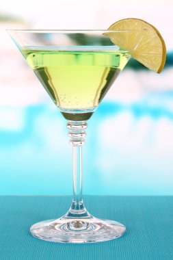 Yeşil tablo parlak zemin üzerine limon kokteyli