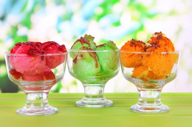 Tablo parlak zemin üzerine lezzetli dondurma