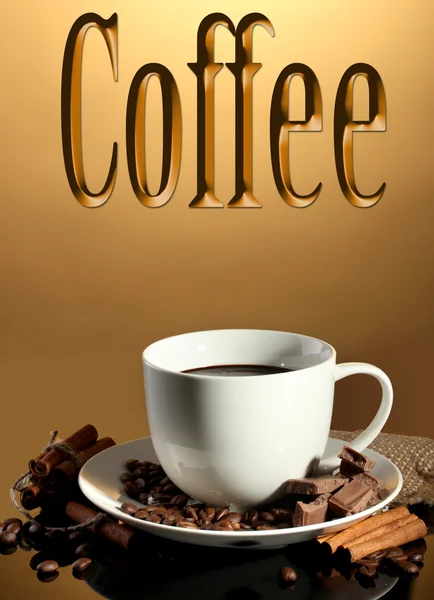 Šálek kávy a fazole, skořice hole a čokoláda na hnědé pozadí — Stock fotografie