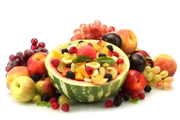 Ensalada de frutas frescas en sandía, frutas y bayas, aisladas en blanco — Foto de Stock