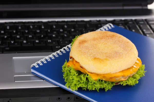 Eating at work place near laptop — Stock Photo, Image