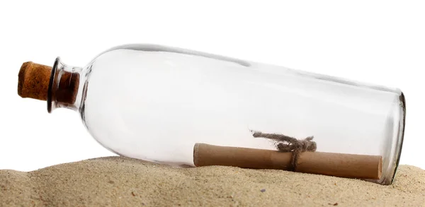 Bouteille en verre avec note à l'intérieur sur sable isolé sur blanc — Photo