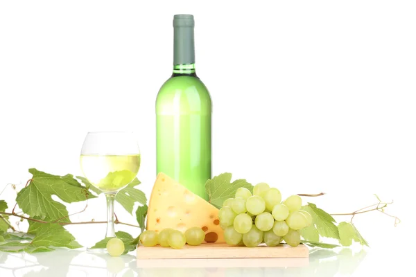 ワイングラスとチーズを白で隔離される偉大なワインのボトル — ストック写真
