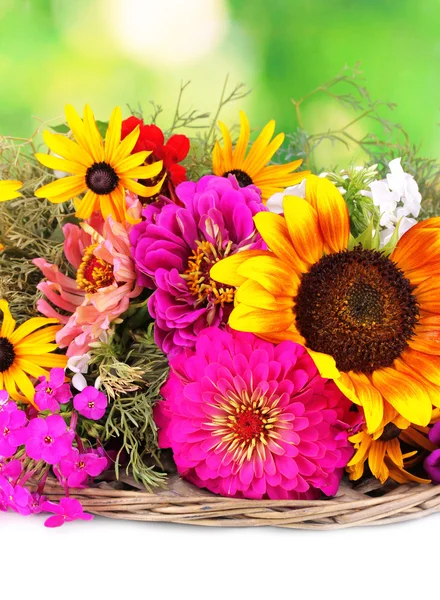 Красивый букет ярких цветов на фоне природы — стоковое фото