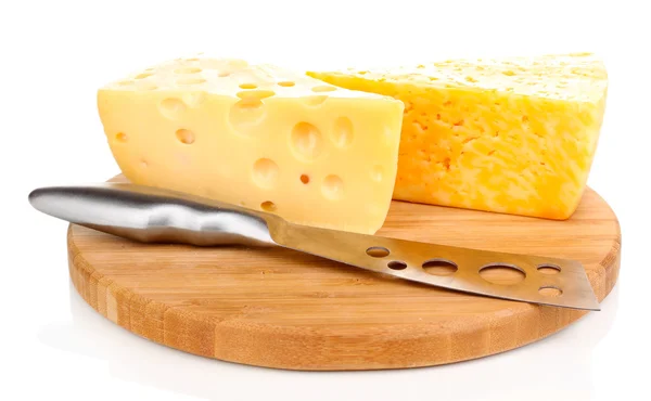 Sabroso queso y cuchillo sobre tabla de madera aislado en blanco —  Fotos de Stock