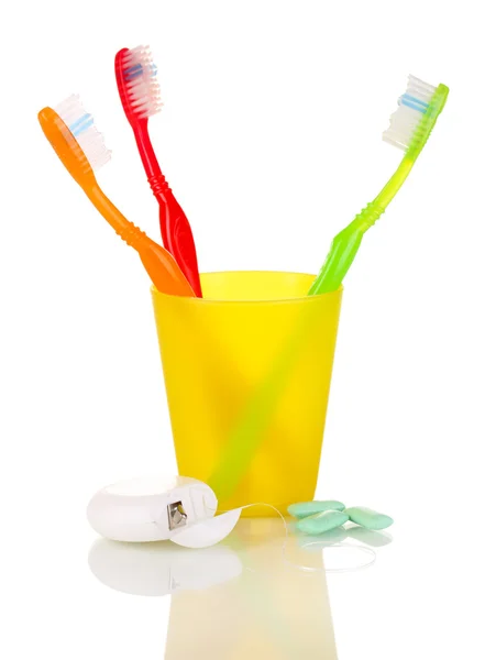 Зубные щетки, жевательная резинка и зубная нить, изолированные на белом — стоковое фото