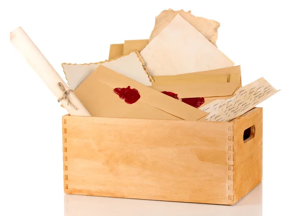 Caja de madera con papeles y letras aisladas en blanco —  Fotos de Stock