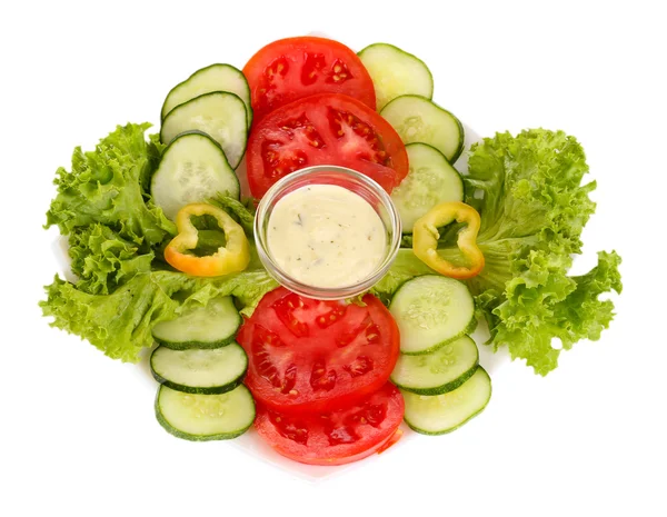 Verduras picadas y salsa en plato aislado en blanco —  Fotos de Stock