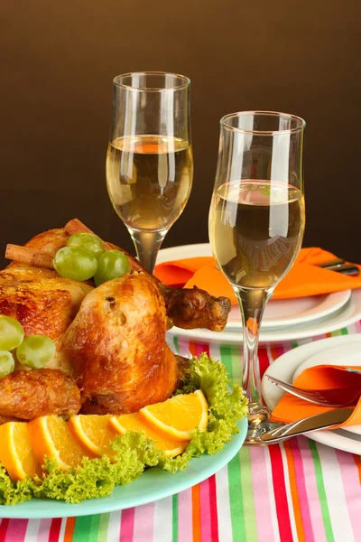 宴会桌上棕色背景特写的烤鸡。感恩节这一天 — 图库照片