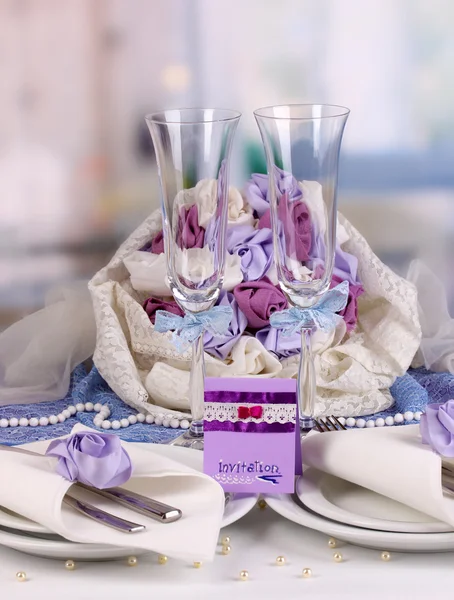 Pohádkové svatební stůl ve fialové barvě pozadí restaurace — Stock fotografie