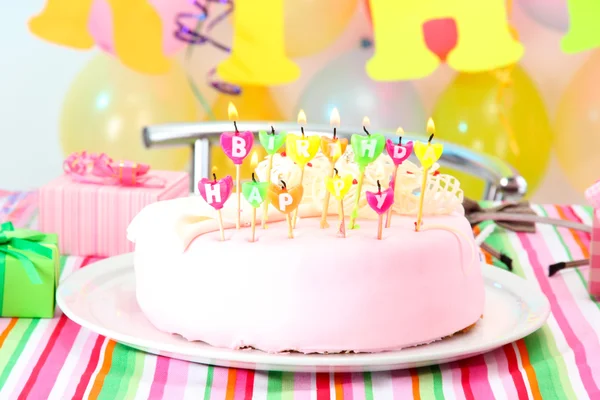 Zoete verjaardag met kaarsen taart op plaat — Stockfoto