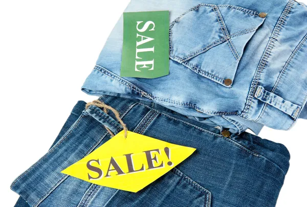 Dwa moda niebieski jeans na sprzedaż makro na białym tle — Zdjęcie stockowe