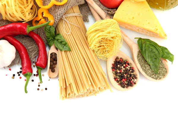 Nudelspaghetti, Gemüse und Gewürze, isoliert auf weiß — Stockfoto