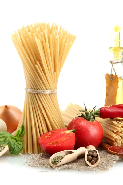 Spaghetti di pasta, verdure e spezie e olio, isolati su bianco — Foto Stock