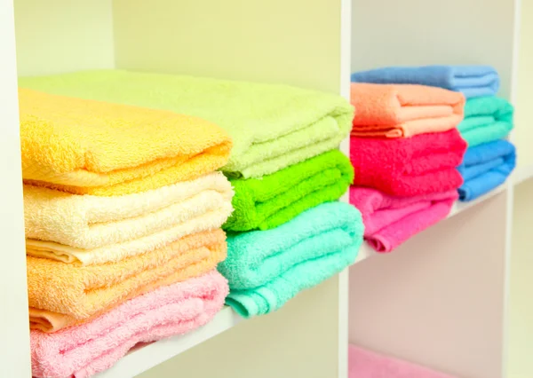 Handuk berwarna-warni di rak di kamar mandi — Stok Foto