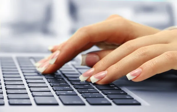 Manos femeninas escribiendo en laptot, primer plano —  Fotos de Stock