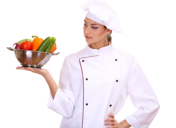 Portret van een jonge vrouw chef-kok met groenten geïsoleerd op wit — Stockfoto