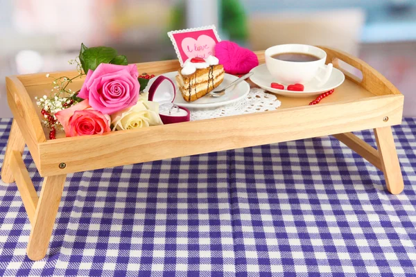 Pequeno-almoço na cama no Dia dos Namorados no fundo do quarto — Fotografia de Stock