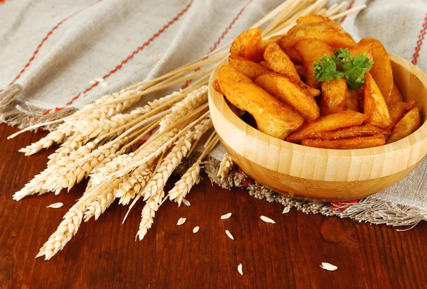 Batatas da aldeia apetitosas em tigela na mesa de madeira close-up — Fotografia de Stock