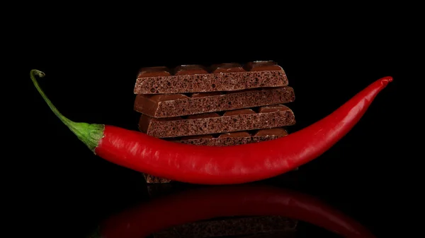 辣椒，孤立在黑色的黑巧克力 — 图库照片
