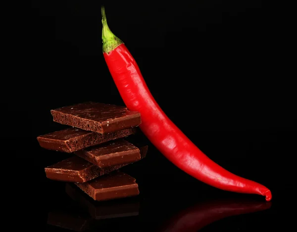 Pure chocolade met chilipeper, geïsoleerd op zwart — Stockfoto