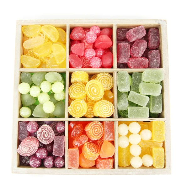 Vícebarevná bonbony v dřevěné krabici, izolované na bílém — Stock fotografie