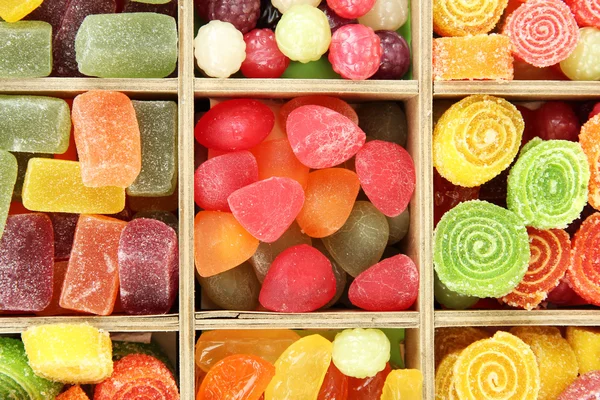 Vícebarevná bonbony v dřevěné krabici, zblízka — Stock fotografie