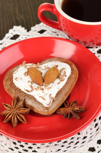 Czekoladowe ciasteczka w formie serca z filiżanką kawy na drewniany stół szczegół — Zdjęcie stockowe