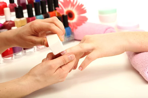 Manicure proces w salonie piękności, zbliżenie — Zdjęcie stockowe