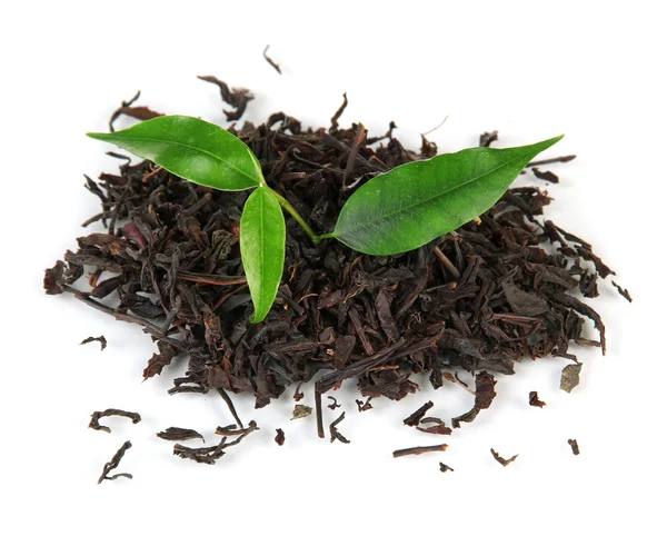 Suchý čaj černý se zelenými listy, izolované na bílém — Stock fotografie