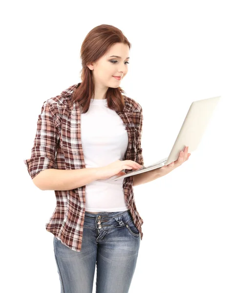 Όμορφη νεαρή γυναίκα με φορητό υπολογιστή που απομονώνονται σε λευκό — Φωτογραφία Αρχείου