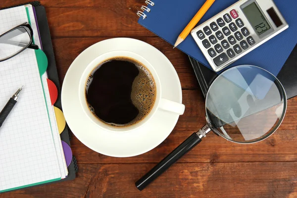 Kopje koffie op werktafel close-up — Stockfoto