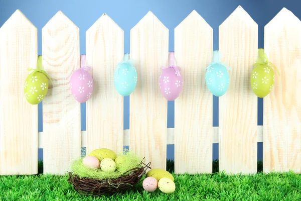 艺术与栅栏上挂着的鸡蛋复活节背景 — 图库照片