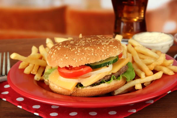 Smaczne cheeseburger z smażone ziemniaki i zimny napój, na jasnym tle — Zdjęcie stockowe