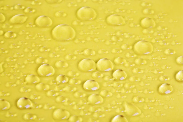 Gouttelettes d'eau sur fond de couleur — Photo