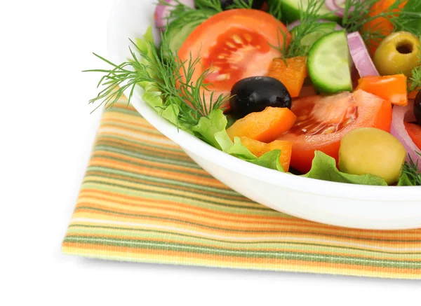 Fräsch sallad i plattan isolerad på vit — Stockfoto