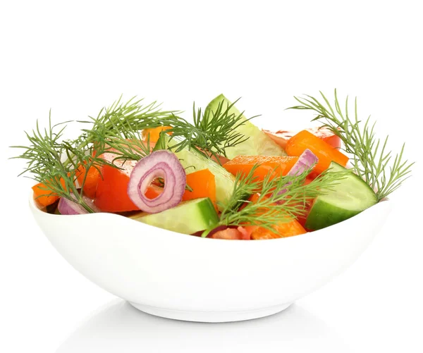 Frischer Salat im Teller isoliert auf weiß — Stockfoto
