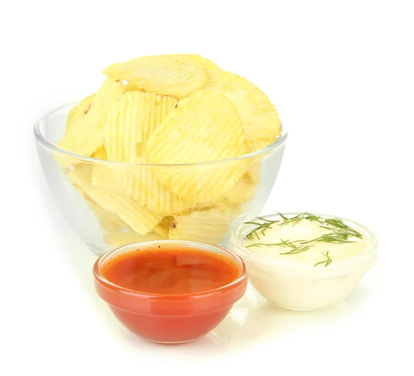 Batatas fritas em taça de vidro e molhos, isolados em branco — Fotografia de Stock