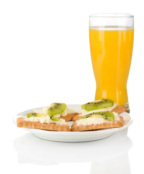 Kanapees mit Käse und Kiwi, auf Farbteller, isoliert auf weiß — Stockfoto