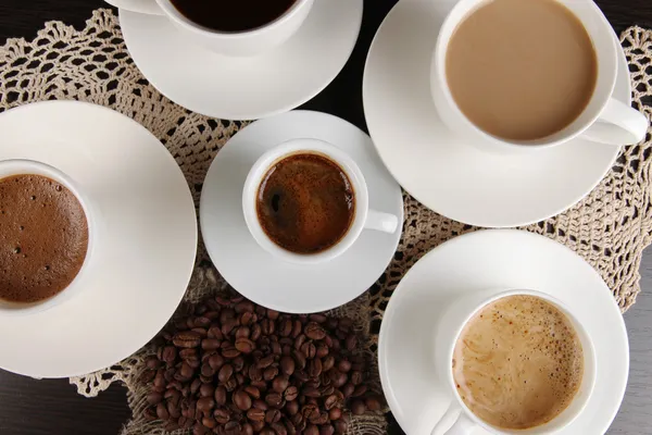 Асортимент різних гарячих кавових напоїв крупним планом — стокове фото
