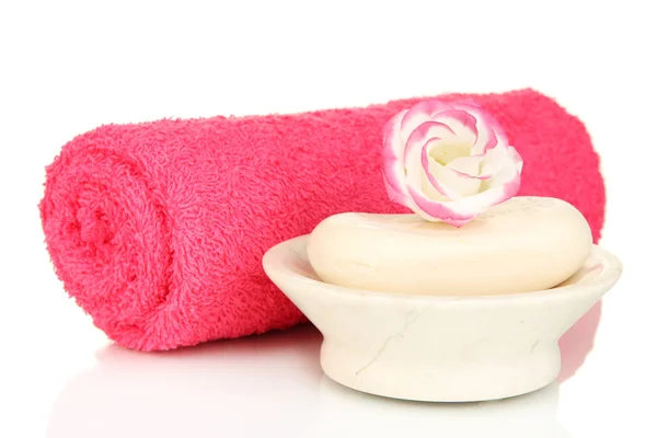 Hengerelt rózsaszín törölköző, szappan és gyönyörű virág elszigetelt fehér — Stock Fotó