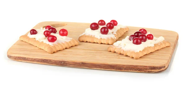 Cookie-k, sajttal és áfonya, vágódeszka, elszigetelt fehér — Stock Fotó