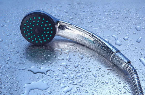 Sprcha a kapky na modrém pozadí — Stock fotografie
