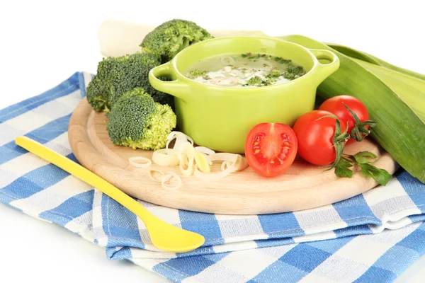 Sopa de dieta con verduras en sartén aislada sobre blanco —  Fotos de Stock