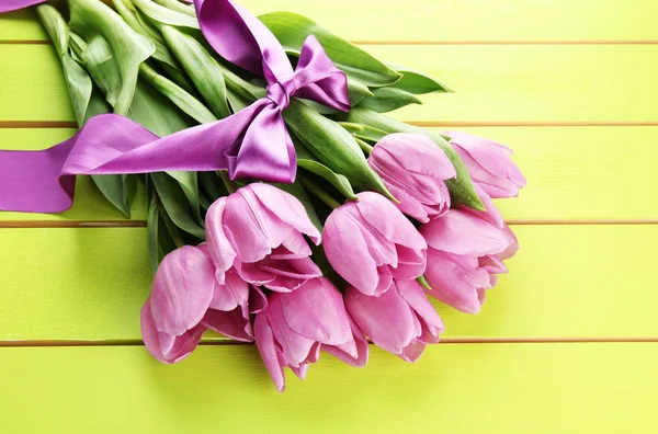 Beautiful bouquet of purple tulips on green wooden background — Stock Photo, Image