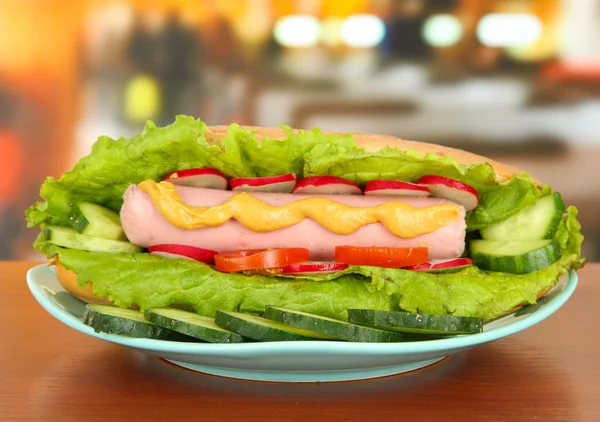 Chutné hot dog na stole v kavárně — Stock fotografie