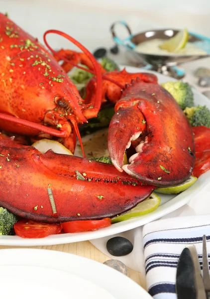 Czerwony homar na talerzu na służbie stół szczegół — Zdjęcie stockowe