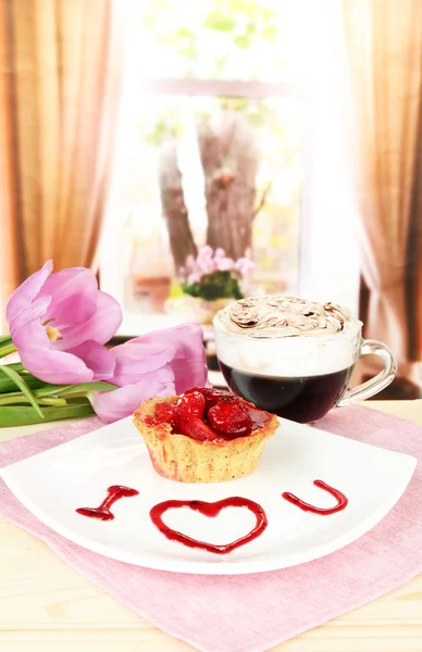 Sweet cake with strawberry and sauce on plate, with coffee, on bright background — Stock Photo, Image