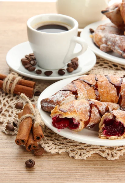 Petit déjeuner léger et savoureux, sur table en bois — Photo