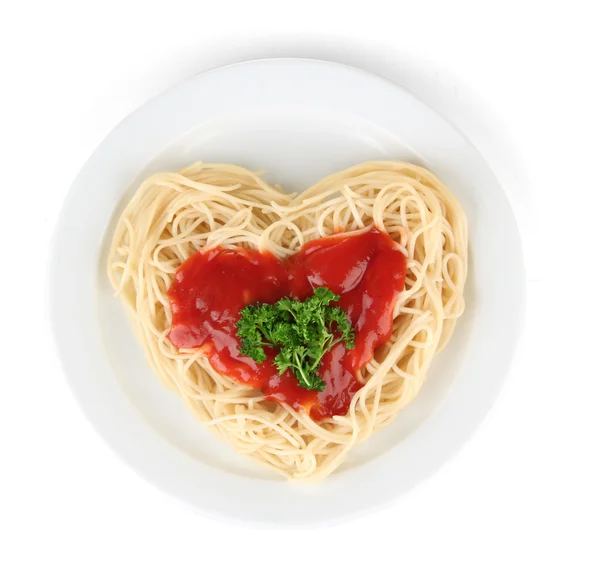 Готовые спагетти тщательно расставлены в форме сердца и увенчаны томатным соусом, изолированным на белом — стоковое фото